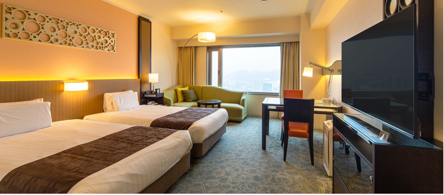 眉山や吉野川の眺望が広がる上質客室
